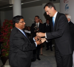 Don Felipe hace entrega del galardón al director de Renault en Sevilla, Ganesh Outtirapoullé